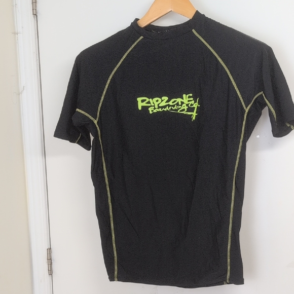BLACK RIPZONE RASHGUARD TOP SIZE MEDIUM - Picture 1 of 5